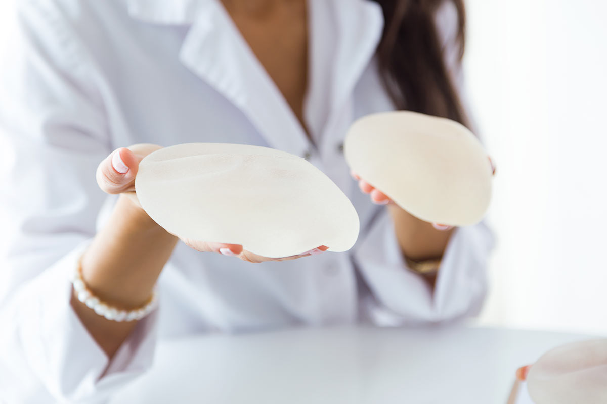 Lee más sobre el artículo ¿Cuánto tiempo duran los implantes de senos? El aumento no es de por vida